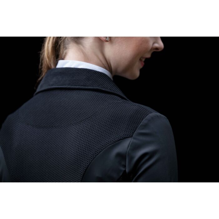 slim-fit-show-coat-shoulder-detail