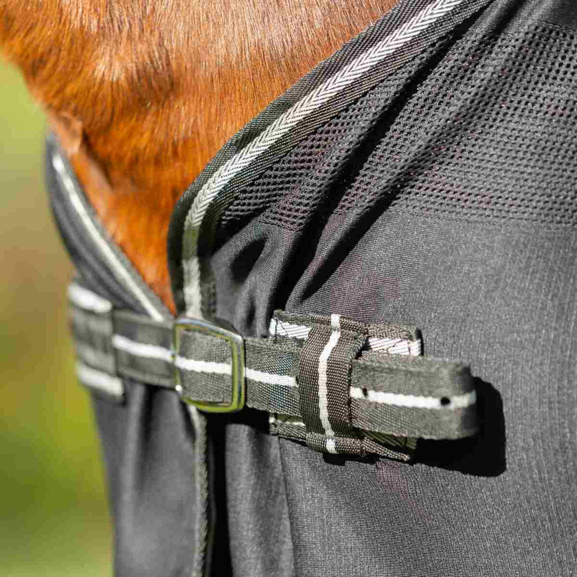 Equinavia Sefyr Scrim Sheet shows front closure. 