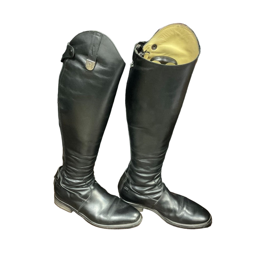 KHS EXCHANGE Tucci Ladies Sophia Dress Boots, pair in black, in good condition.