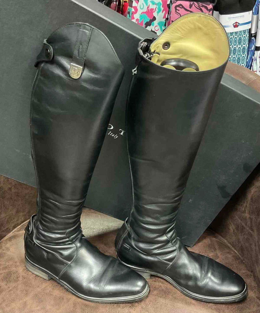 KHS EXCHANGE Tucci Ladies Sophia Dress Boots, shows pair of boots in black and good condition.